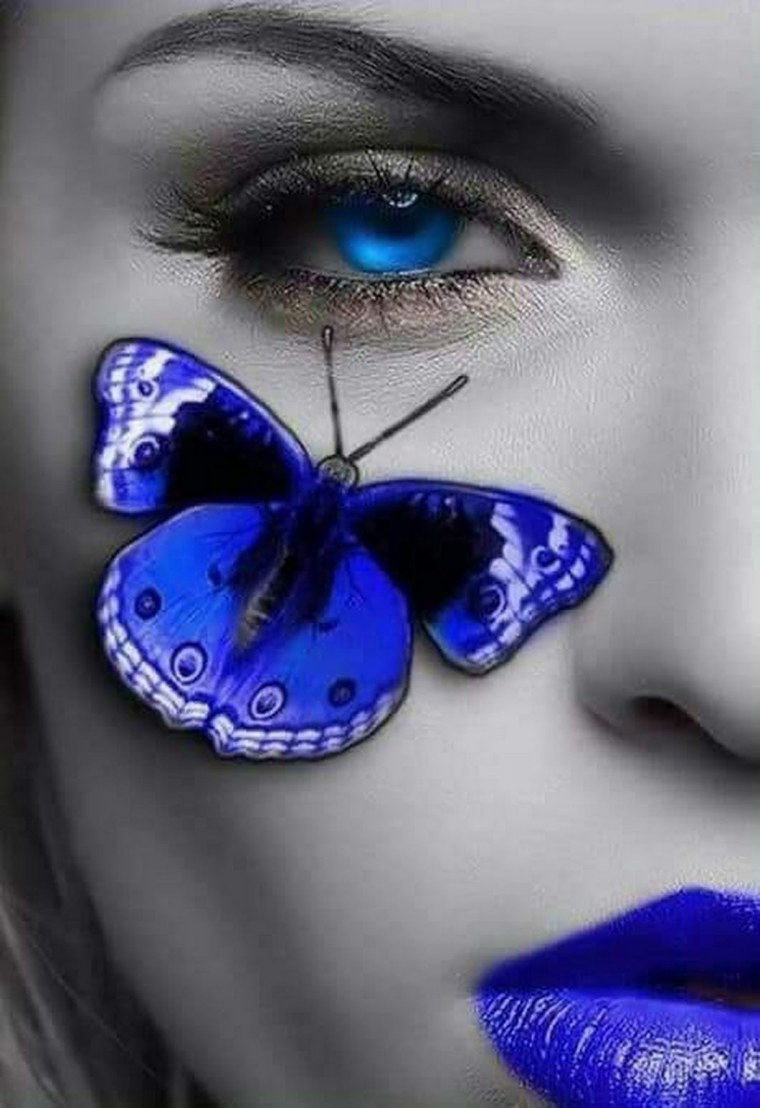 Красивая девушка с бабочками