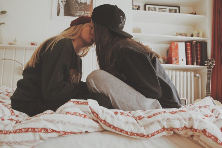 Две девушки обнимаются в кровати