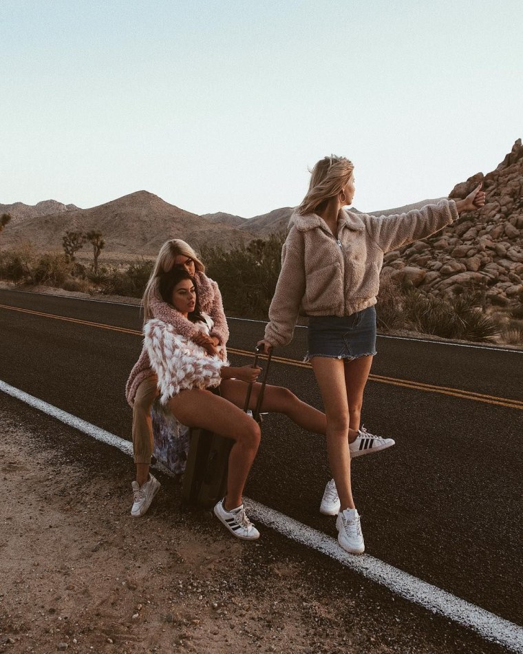 Фотосессия с подругой на дороге