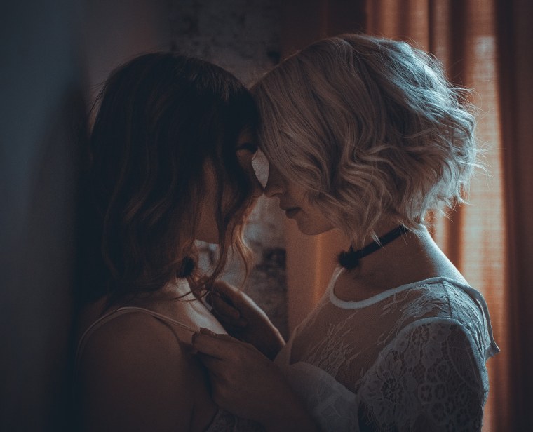 Объятия двух девушек