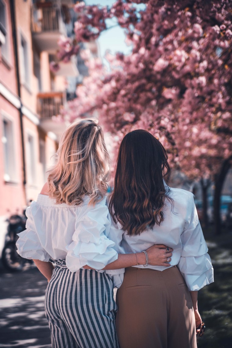 Две девушки