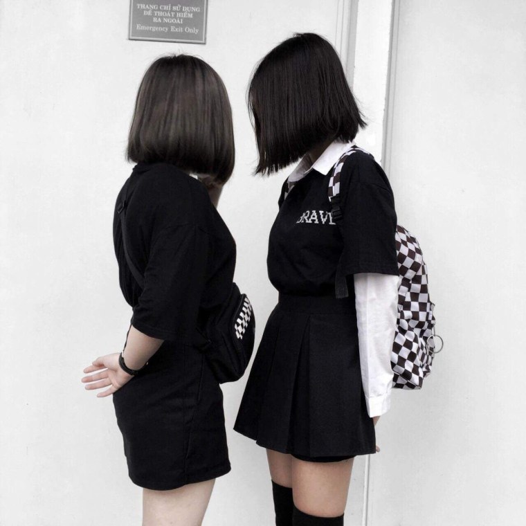 Две девушки с каре