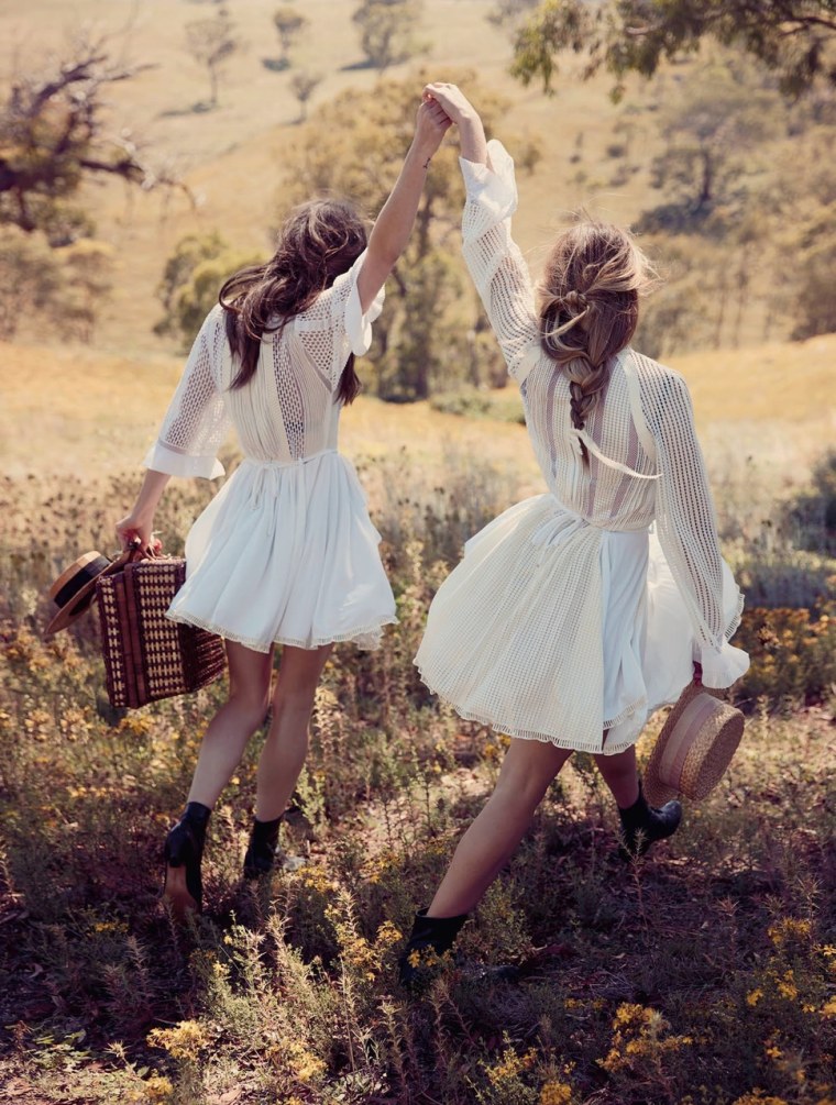 Тереза Палмер и Фиби Тонкин в фотосессии для Vogue Австралия