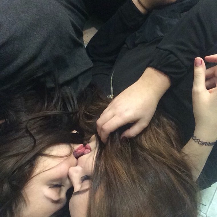 Поцелуй девушек без лица