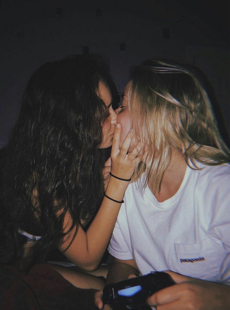 Блондинка и брюнетка поцелуй