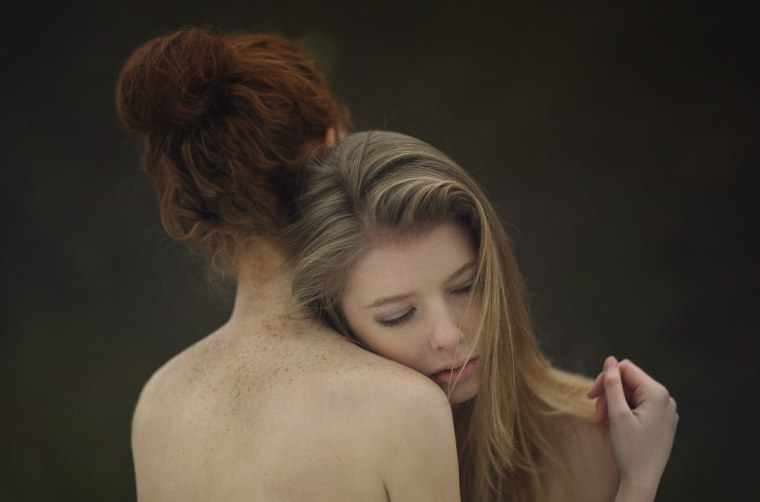 Две девушки обнимаются