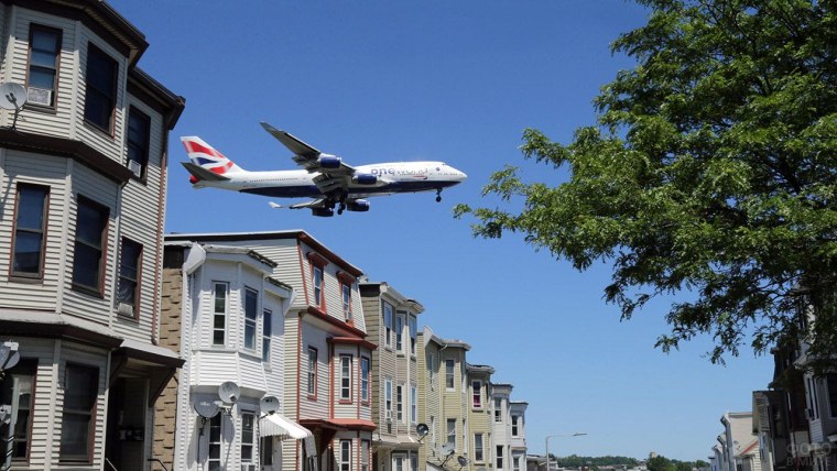 Самолет над домом