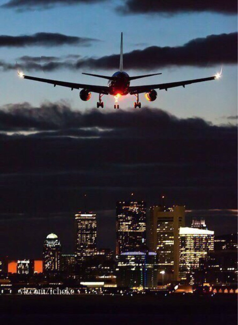 Самолет в ночном небе