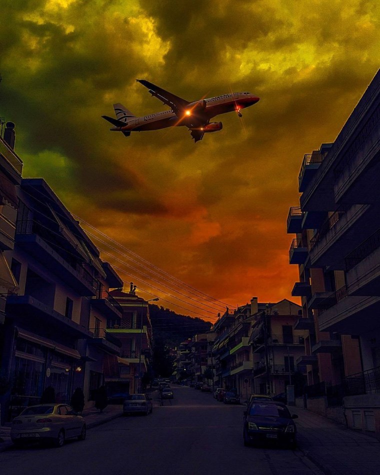 Самолет в небе над городом