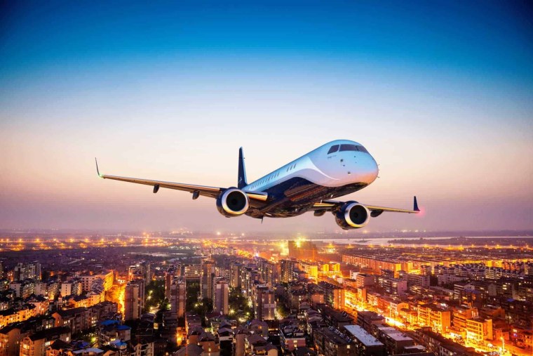 Самолет в небе над городом