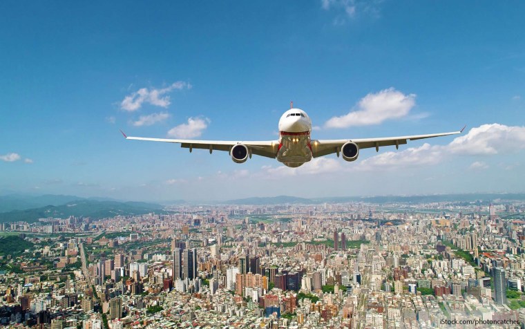 Самолет над мегаполисом