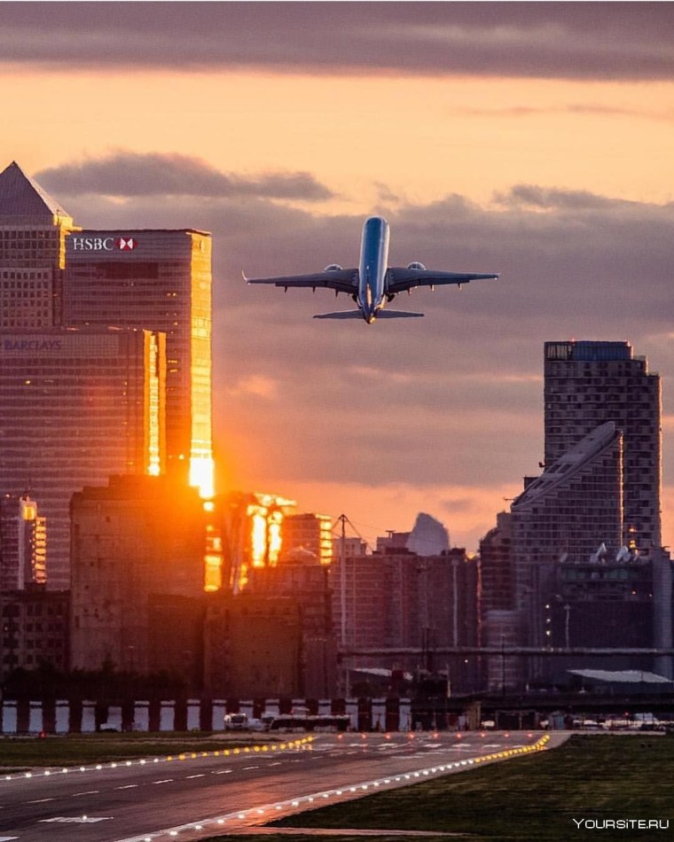 Самолет в небе над городом