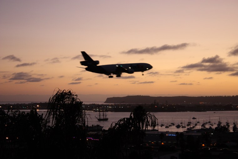 Красивые самолёты над городом