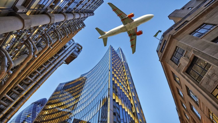 Небоскребы и самолет