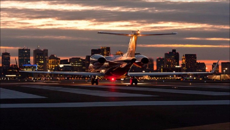 Самолет на фоне ночного города