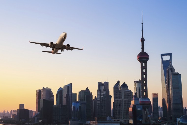 Самолет над зданиями