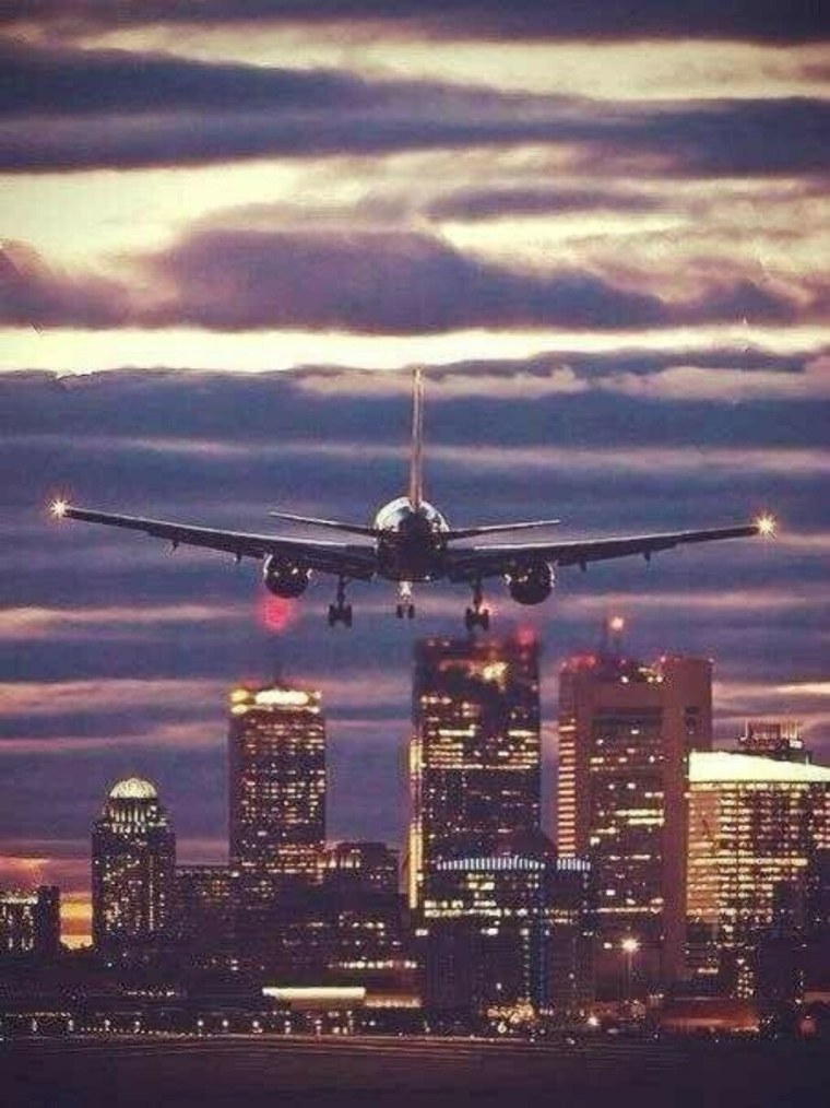 Самолет над ночным городом