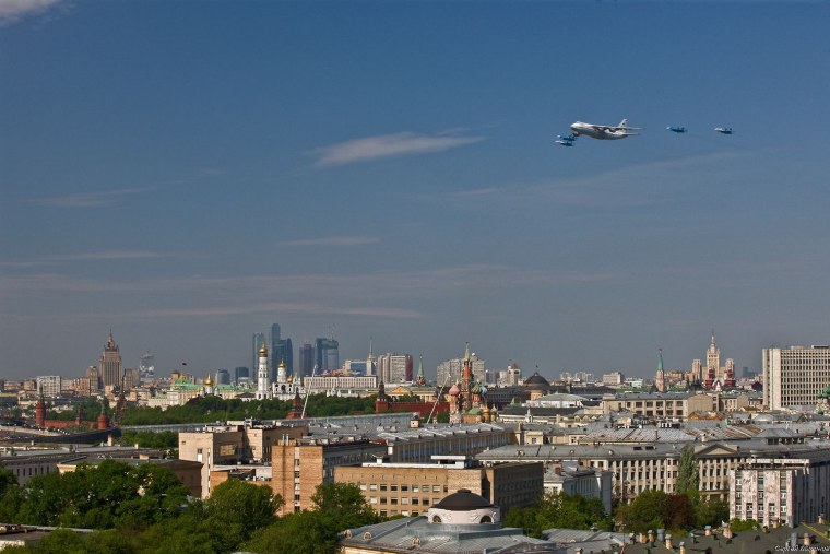 Самолет над Москвой