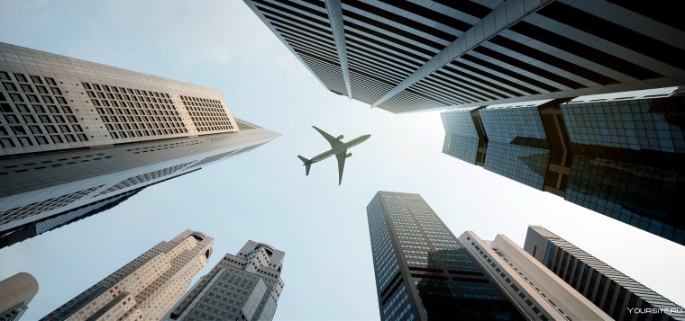 Самолет над небоскребами