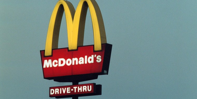 Макдональдс на бежевом фоне