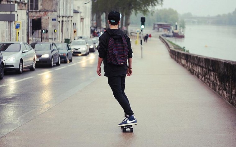 Парень на скейте со спины