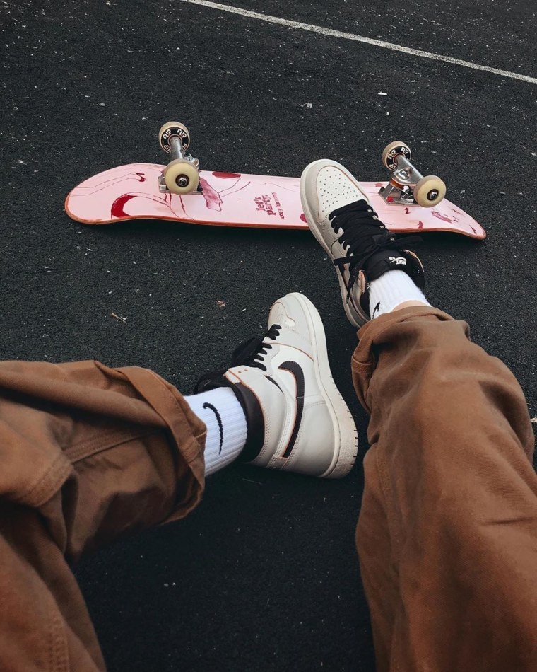 Скейтер на фоне заката