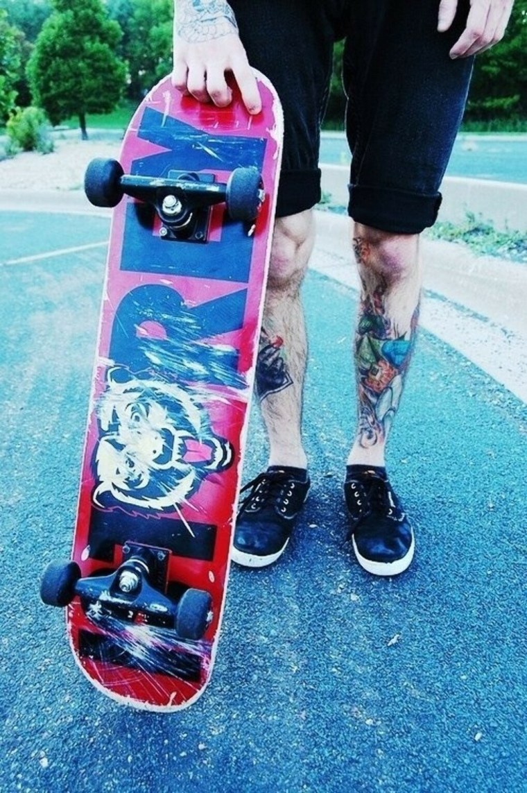 Парень со скейтом в руках