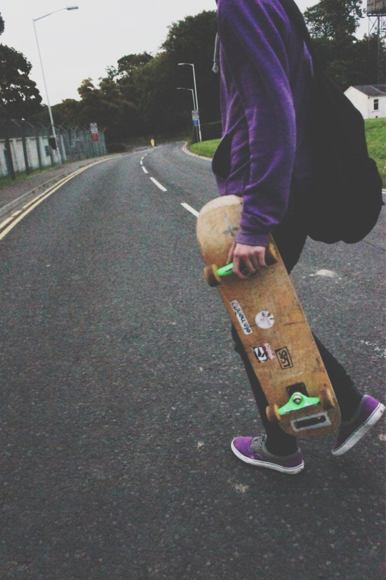 Парень со скейтом