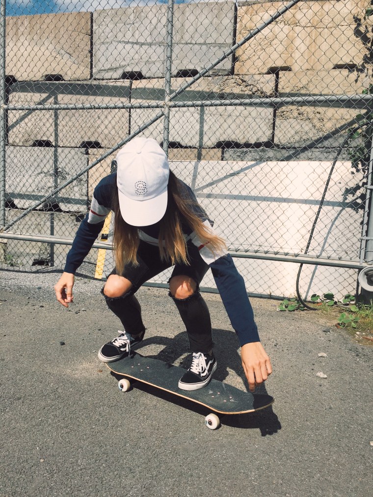Девушка скейтер