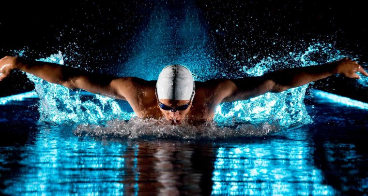 Пловец красивый в бассейн