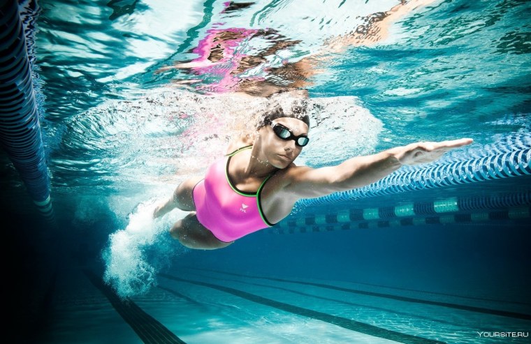 Плавание девушки