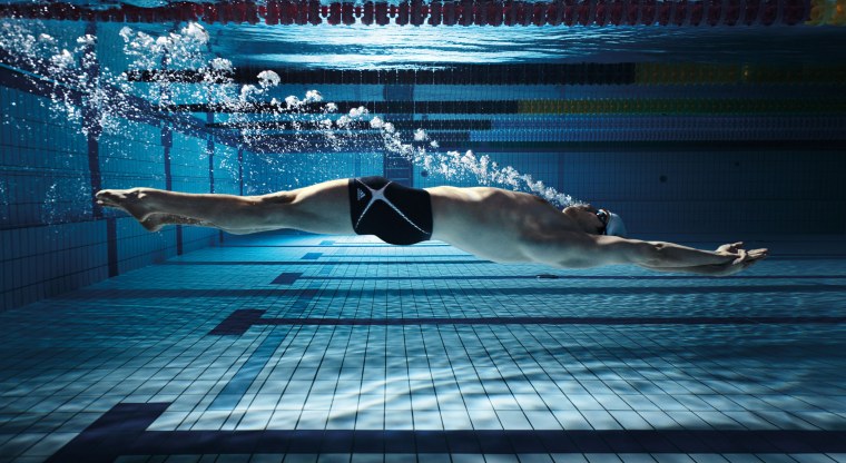 Пловец в бассейне