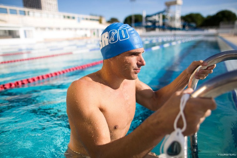 Красивый спортивный бассейн