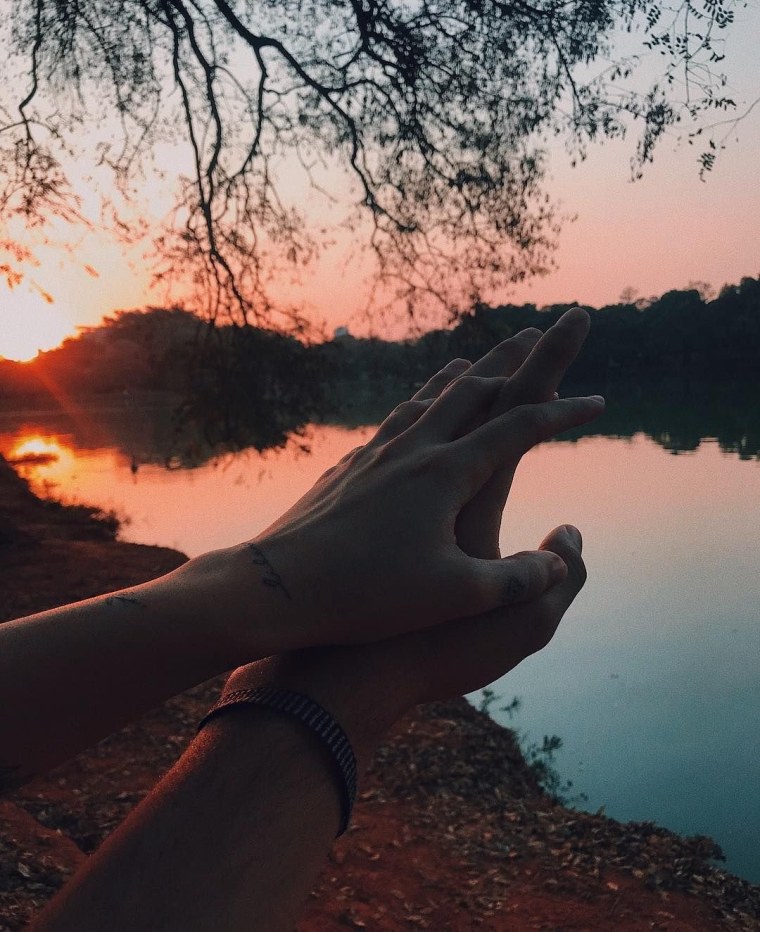 Руки влюбленных