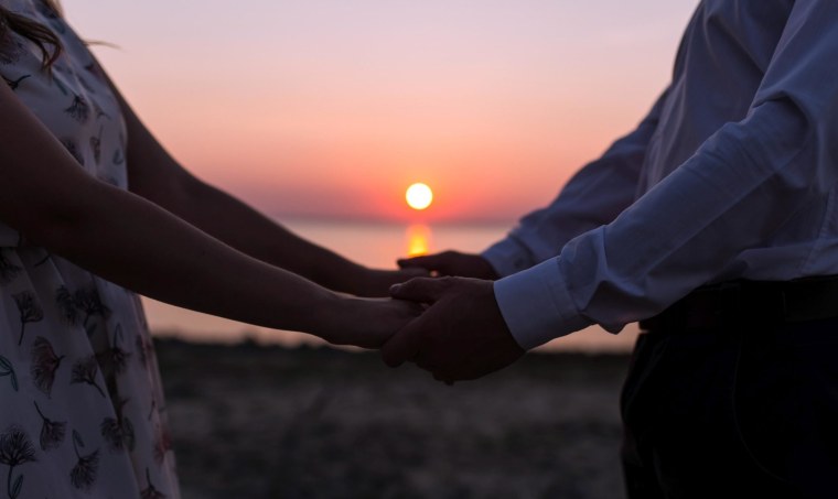 Держаться за руки на закате