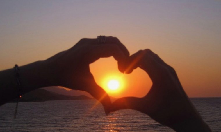 Сердце из рук влюбленных