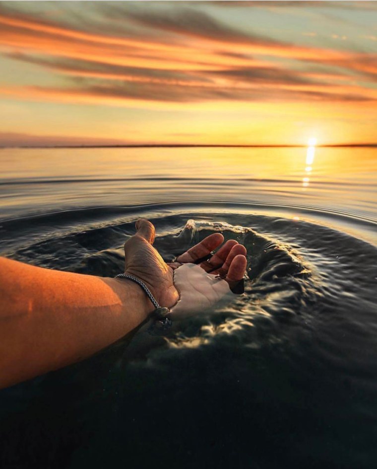 Держаться за руки на закате