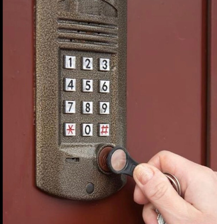 Домофон на подъездную дверь