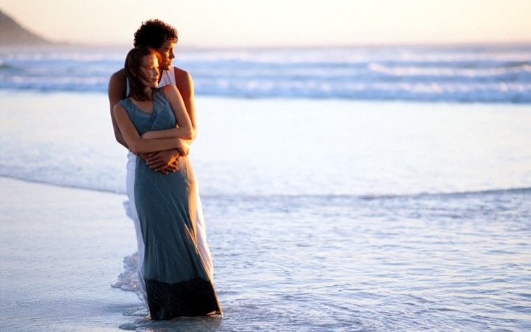 Мужчина и женщина на море