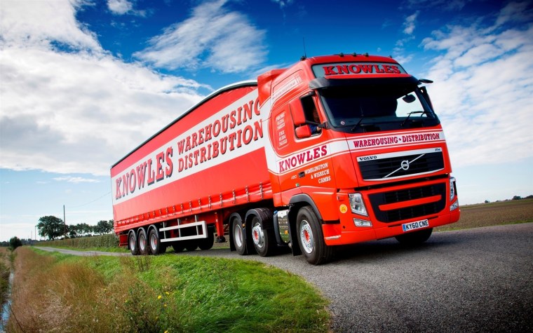 Красный грузовик Volvo 460eev