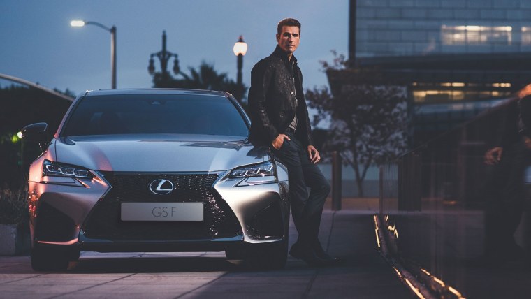 Мужчина на фоне Лексуса