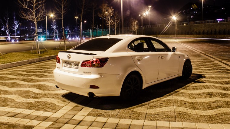Лексус ИС 250 В ночной Москве