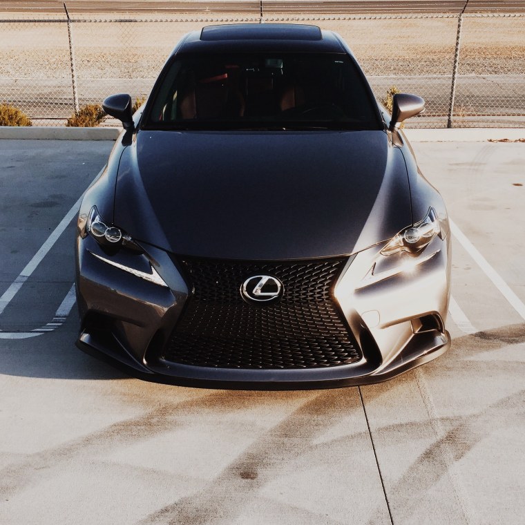 Лексус на черном фоне