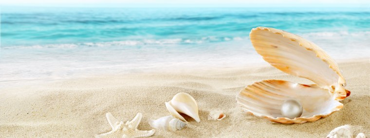 Жемчуг на фоне моря