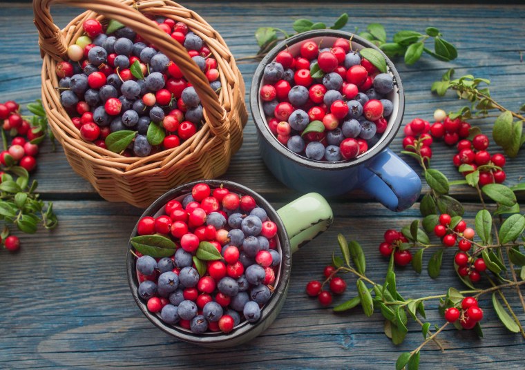 Ягода черника Морошка и брусника