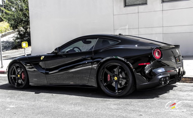 F12 Berlinetta черная