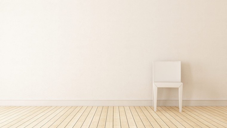 Пустая комната с белыми стенами