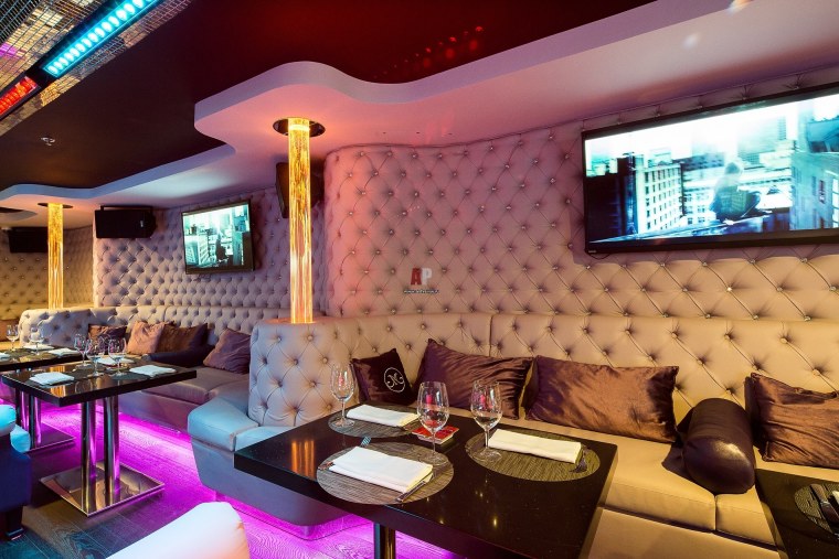 Стильный интерьер караоке