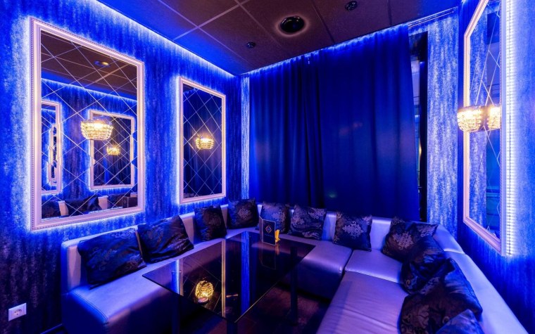 Караоке кабинка