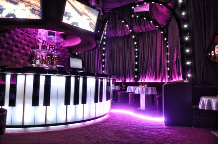 Сцена в караоке баре